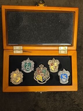 Warner Bros. Hogwarts Crest Pin Box — Red, Green, Blue, Yellow, Gold, Silver